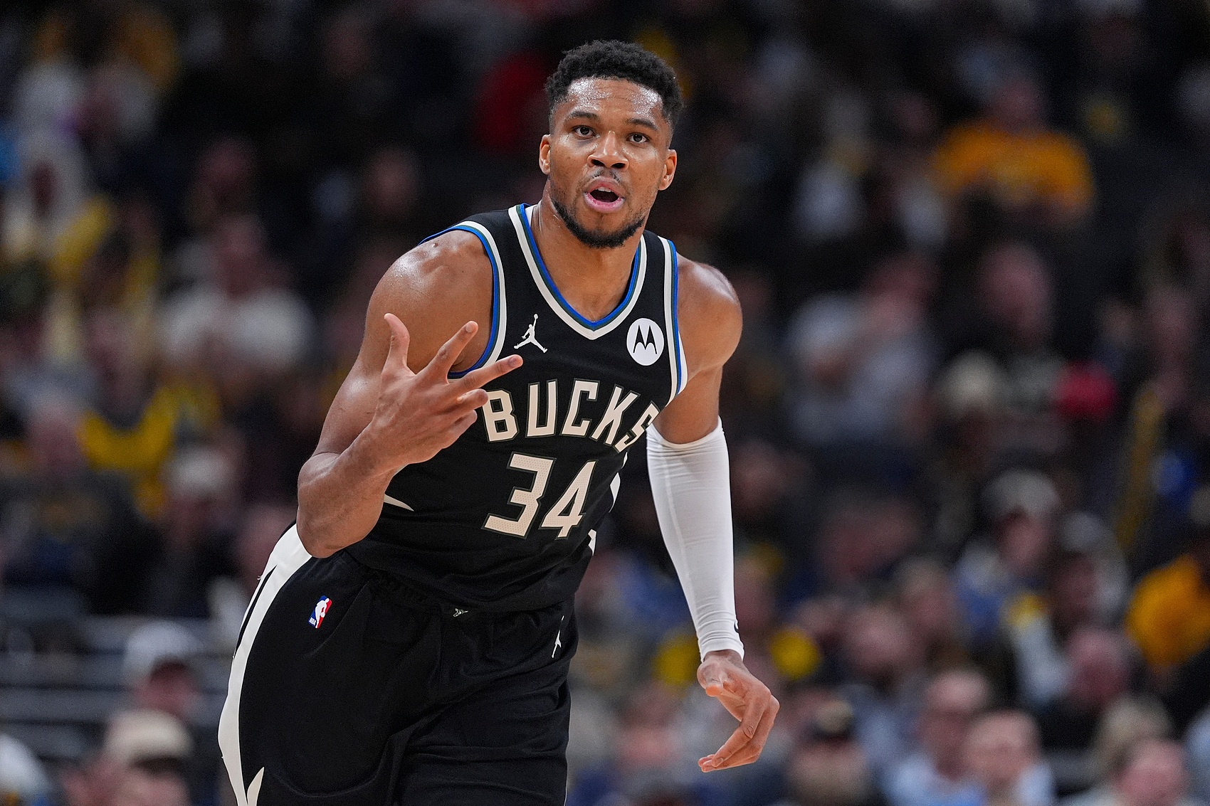 重磅！国际比赛日密尔沃基雄鹿再遭质疑风云突变密尔沃基雄鹿冲刺阶段队长鼓劲，库里怒砍47分的简单介绍